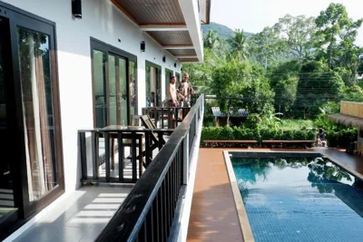 Habitación con 2 camas individuales y vistas a la piscina — Aiya Resort Koh-Tao